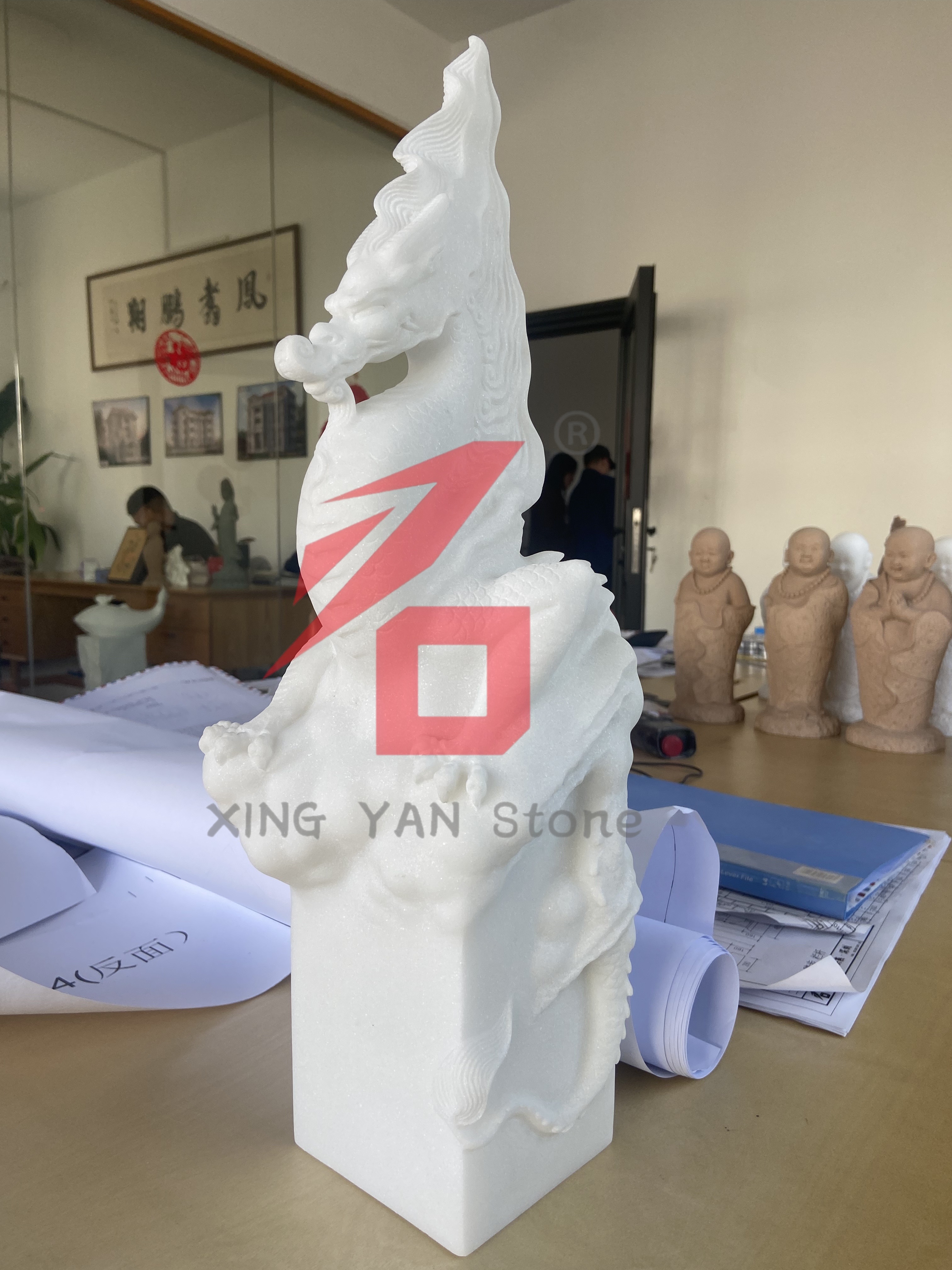 चिनी-शैलीतील दगडी कोरीव कामांना युरोपियन आणि अमेरिकन मेमोरियल मार्केटमध्ये लोकप्रियता मिळते