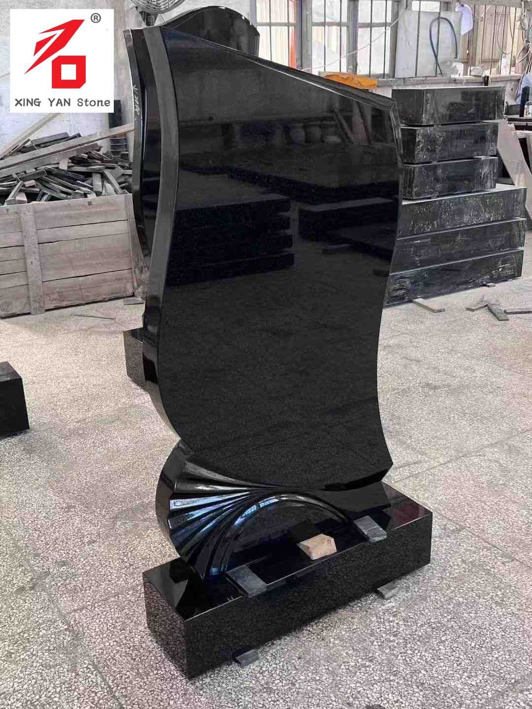 काळ्या आकाराचा कलात्मक कबरेचा दगड