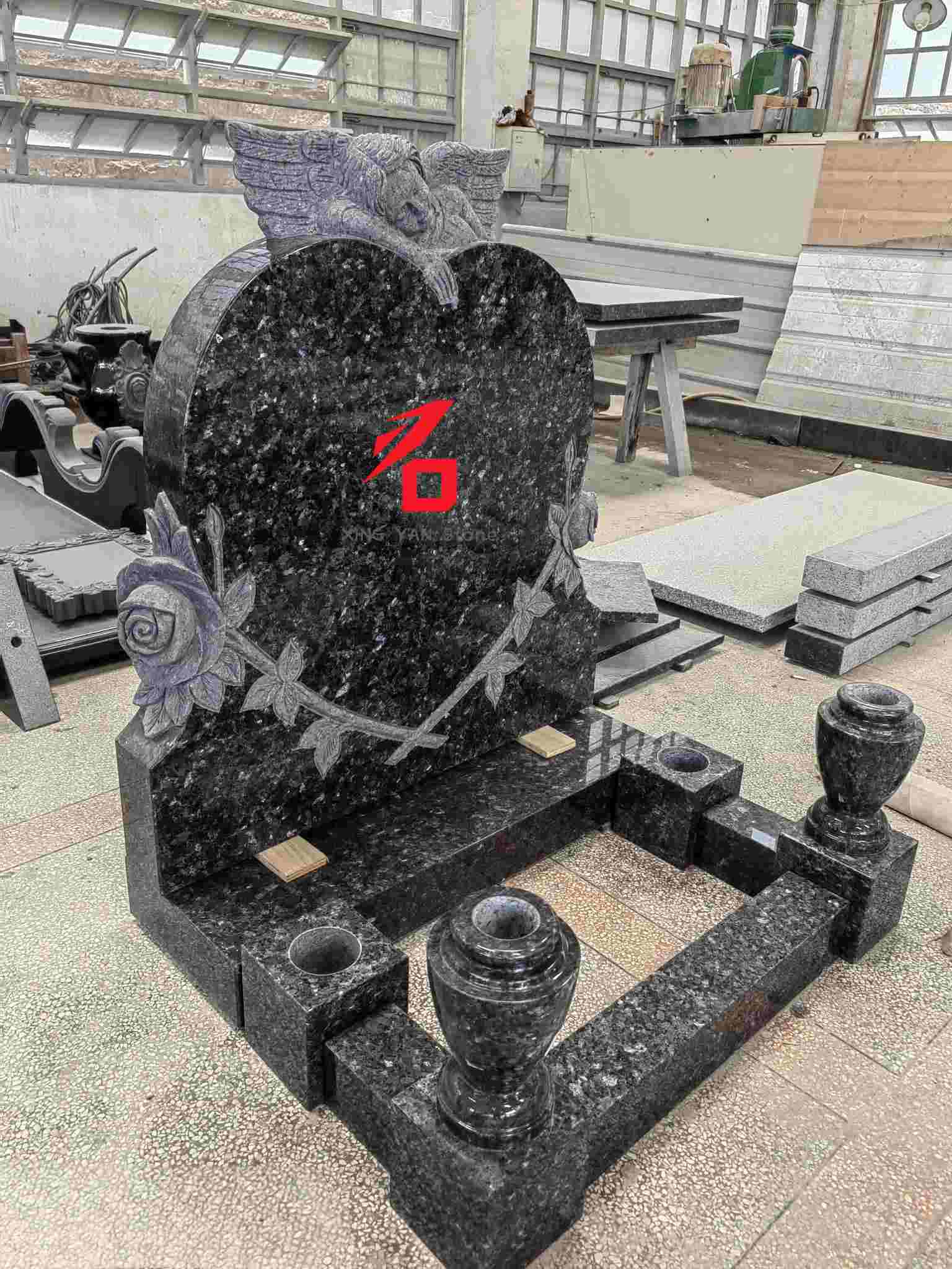 ब्लू पर्ल ग्रॅनाइट हार्ट-आकाराचा एंजेल मेमोरियल टॉम्बस्टोन