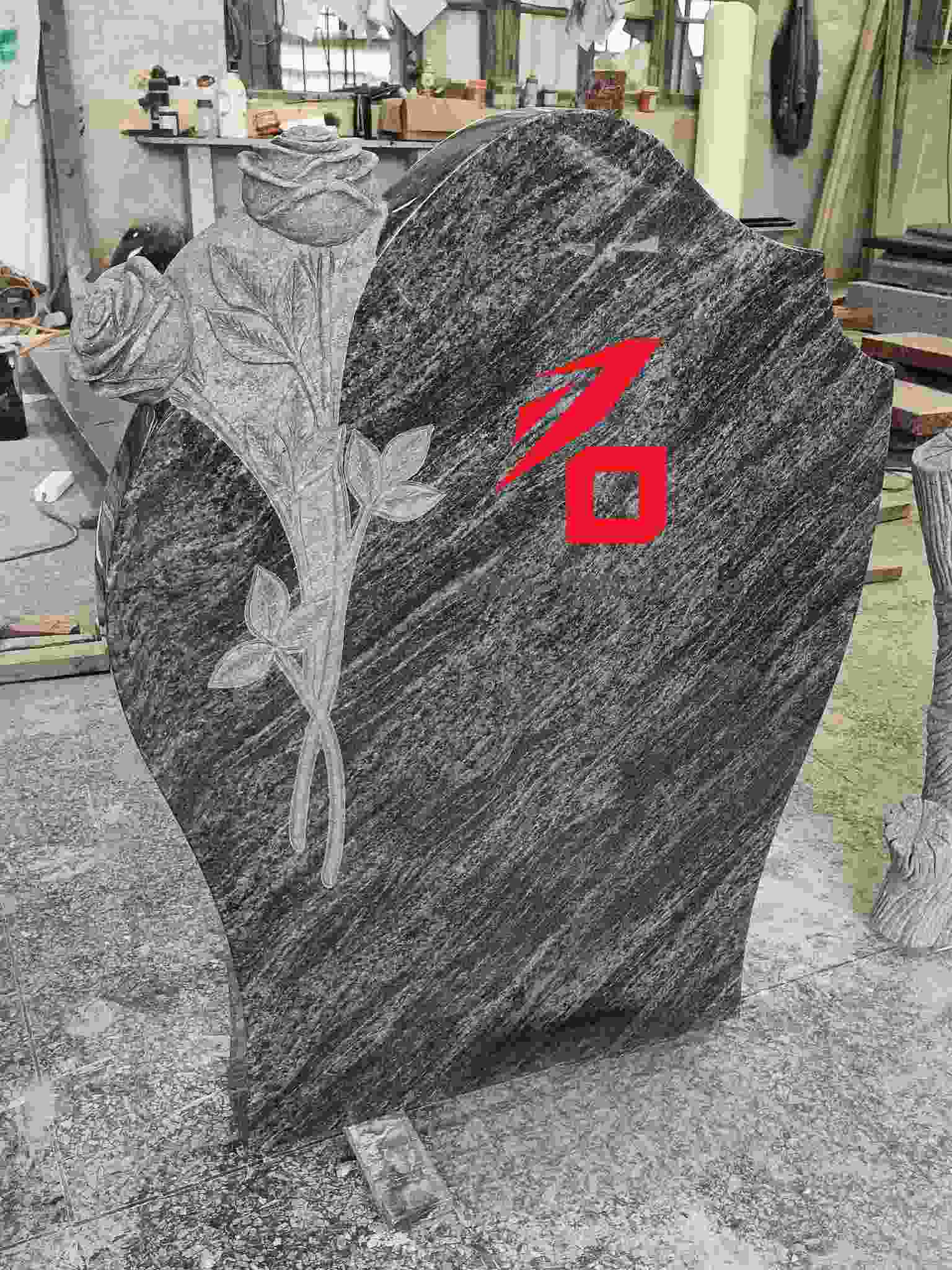 हृदयाच्या आकाराचा गुलाब मेमोरियल टॉम्बस्टोन