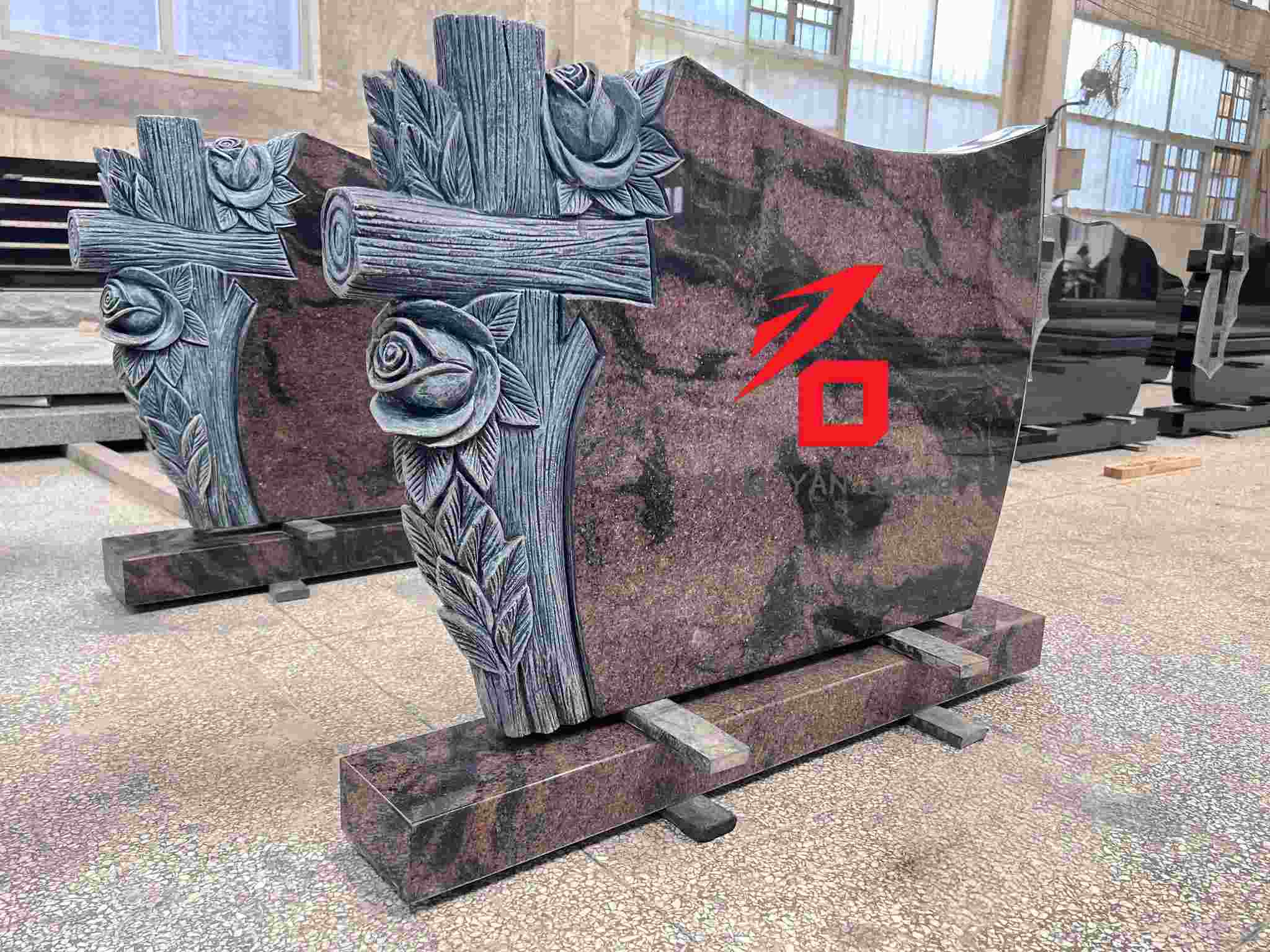 गुलाब आणि क्रॉस पॅटर्न मेमोरियल टॉम्बस्टोन