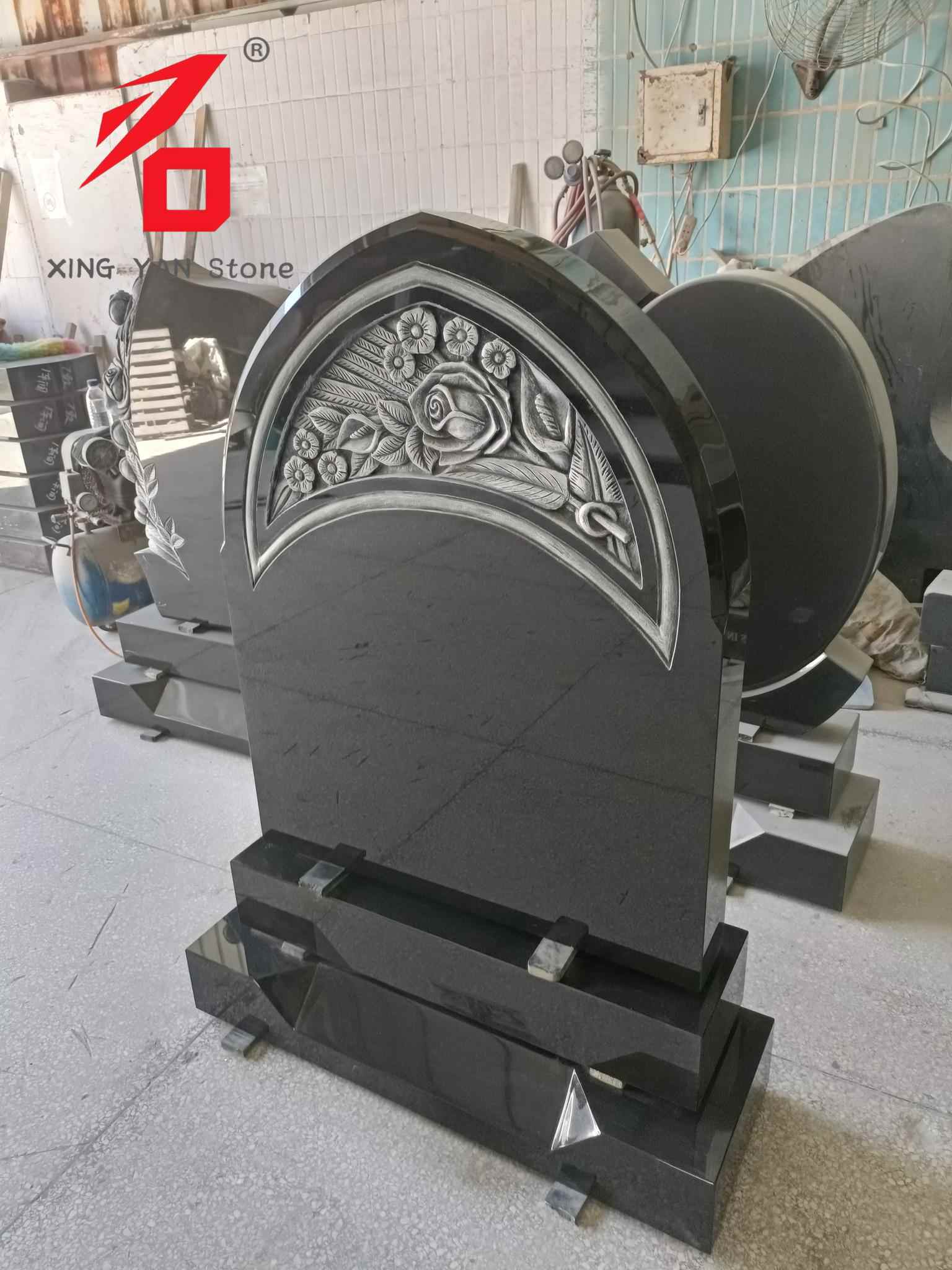 गुलाब-कोरीव समाधी दगड, काळ्या ग्रॅनाइट कमानदार थडग्याचा दगड